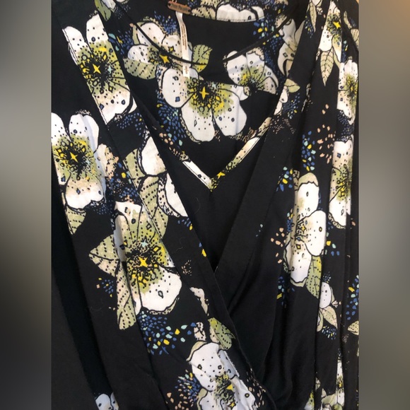 Free People Tunic size small. Floral pattern. Cinches at the waist. - Picture 4 of 5